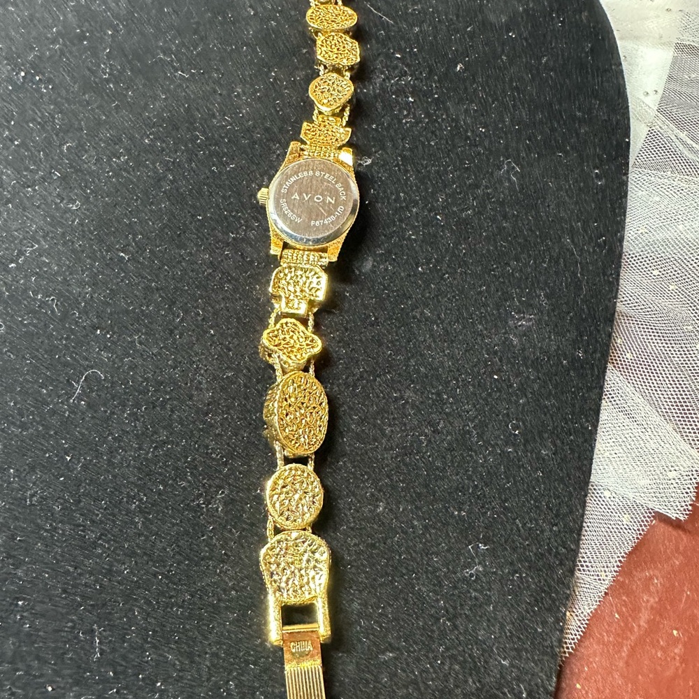 Avon vintage GRUNGE QUARTZ WATCH SLIDE CHARM BRACELET GOLD TONE- collectables - Picture 17 of 17